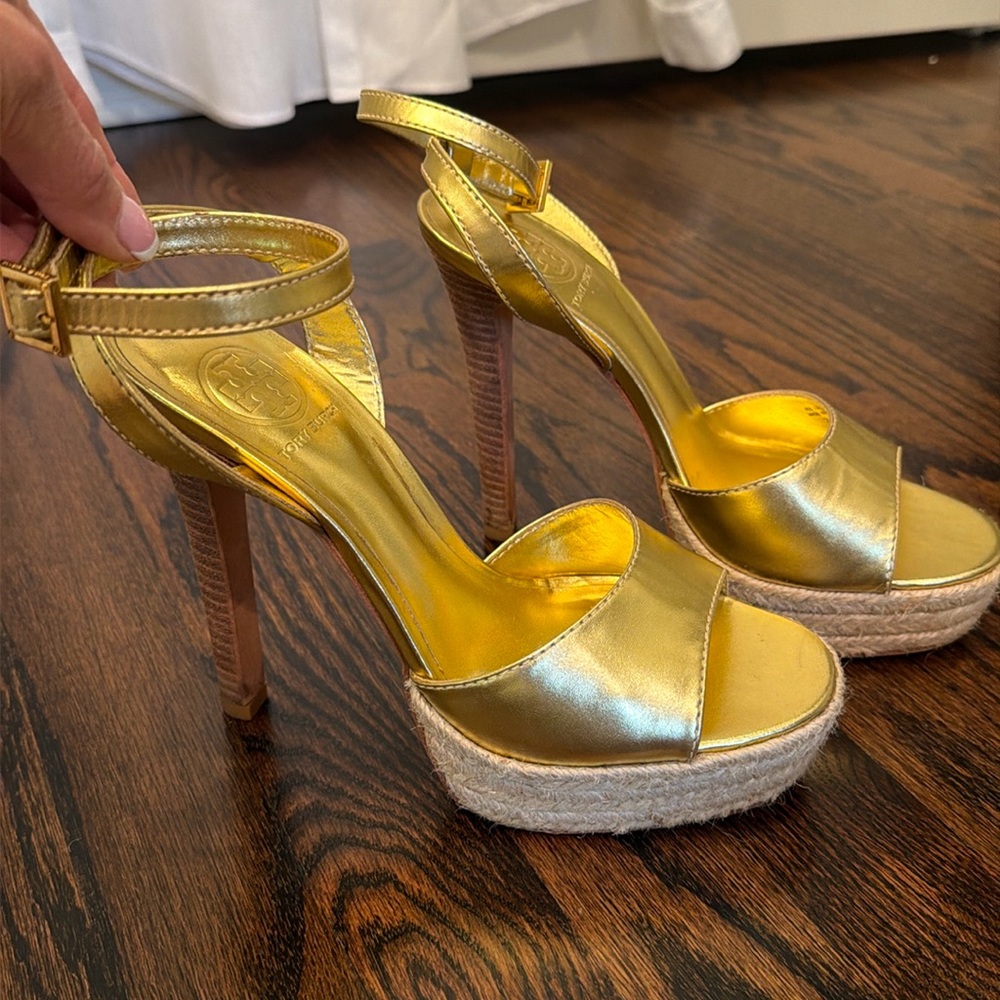 Women’s Tory Burch gold heels. Excellent condition. Size 7.5